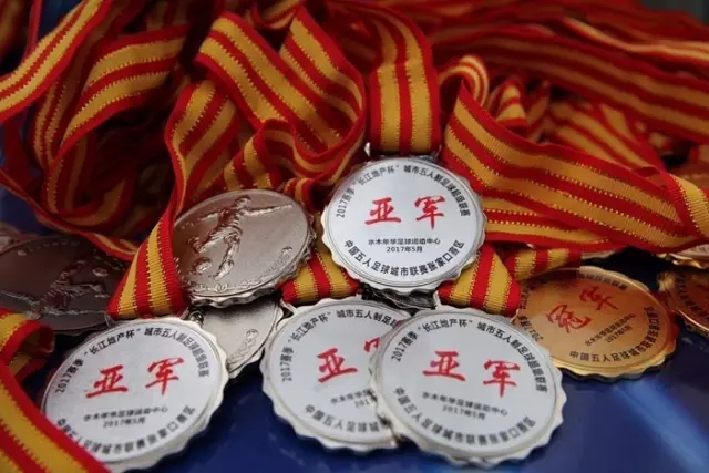专家分析：曼联引援失误，蒂勒曼斯应为替补，后卫才是当务之急